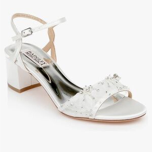 Badgley Mischka Sandal in Soft White - size 6